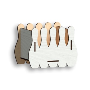 Pode incluir: Organizador de mesa de madeira branca em forma de pinos de boliche. O organizador tem seis pinos que podem ser usados para guardar canetas, lápis ou outros materiais de escritório.