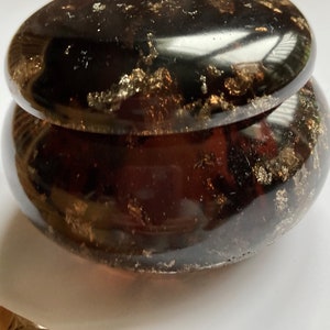 Petite boite à bijoux en résine de couleur avec des feuilles d or fait main