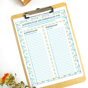 Puede incluir: Una lista de verificaci&oacute;n imprimible con un patr&oacute;n geom&eacute;trico azul, blanco y naranja. La lista de verificaci&oacute;n se titula "Alhumdulillah y Subhanallah para:" y tiene dos columnas etiquetadas "Alhumdulillah" y "Subhanallah". Cada columna tiene 30 l&iacute;neas numeradas para escribir.