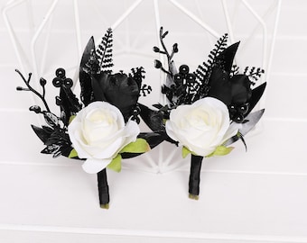 Boutonniere de rosas pretas e marfim: casamento gótico de Halloween