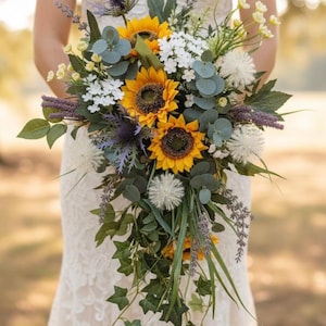 Op de afbeelding: Een bruidsboeket met zonnebloemen, witte en gele wilde bloemen en groen blad. Het boeket bevat takjes lavendel en wordt vastgehouden tegen een witte kanten jurk. De bloemen zijn een mix van texturen en kleuren.