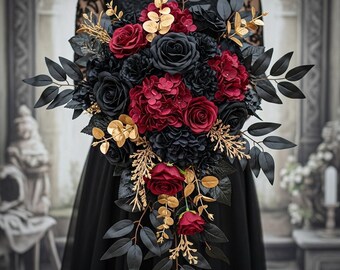 Puede incluir: Un ramo en cascada con rosas negras, hortensias rojo oscuro y detalles dorados. El arreglo incluye hojas negras y ramitas doradas, creando una elegante composición floral. El ramo se sostiene frente a un vestido negro.
