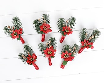 Könnte beinhalten: Sieben rote und grüne Weihnachts-Blumenarrangements mit goldenen Akzenten. Jedes Arrangement besteht aus einer roten Weihnachtsstern-Blume, grünen Kiefernästen und goldenen Beeren.