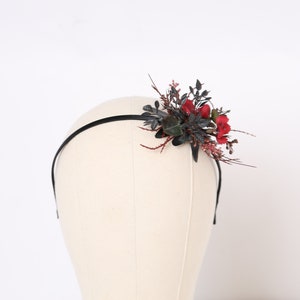 Cerchietto floreale nero bordeaux: corona per capelli da sposa in stile gotico