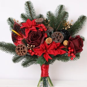 ヒイラギのクリスマスブーケ：赤い布の花、冬の結婚式