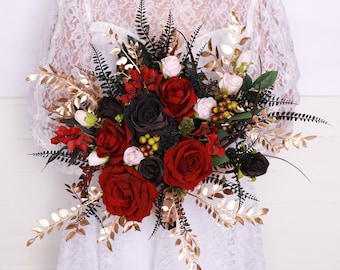 Puede incluir: Un ramo de novia con rosas rojas, negras y blancas, hojas doradas y vegetación.