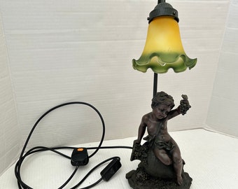 LAMPE CHERUB vintage - abat-jour à volants en verre jaune vert - tige en col de cygne - figurine en résine brune tenant une lampe décorative raisin - prise britannique - ordre de marche