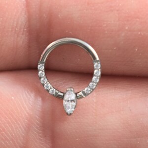 Titan Daith, Septum Hinged Segment Hoop Ring mit Marquise CZ ... 16g ..8 mm Implant Grade