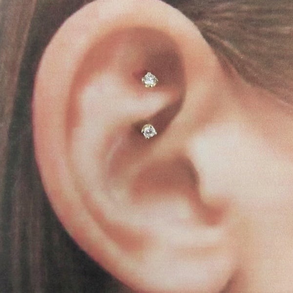 Rook-Piercing aus 14-karätigem Weißgold mit doppeltem Juwelenbesatz. 2,5 mm CZ. Innengewinde. 16 g, 6 mm, 8 mm