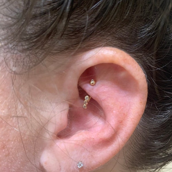 14k ソリッドゴールド 16g ルークピアス、ダイス、軟骨、カーブバーベル。8 mm