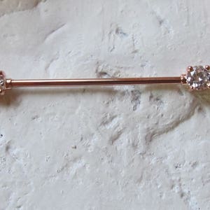 Juego de piercings para cartílago industrial chapado en oro rosa... 14 g... 35 mm... 4 mm de circonitas cúbicas