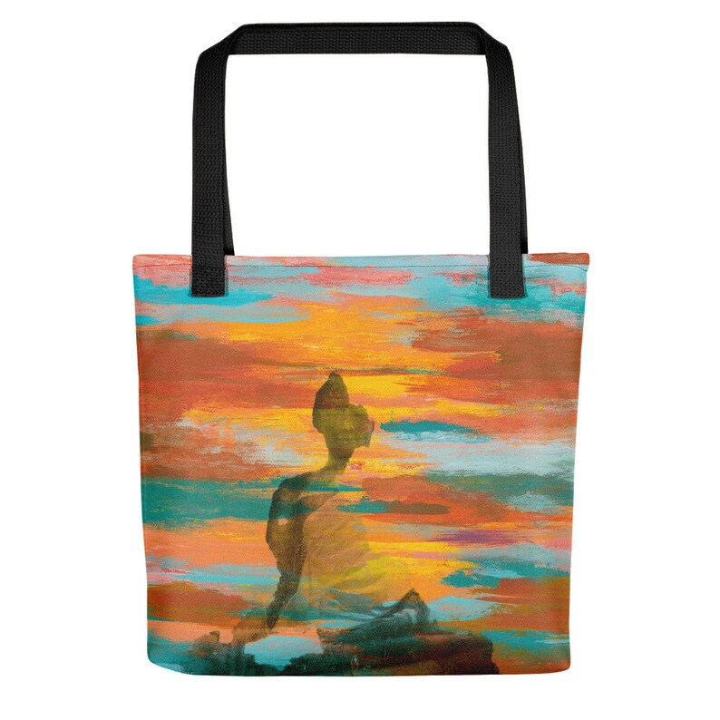 Pu&ograve; includere: Una borsa tote con un dipinto astratto colorato di un tramonto con una silhouette di una persona che medita al centro.