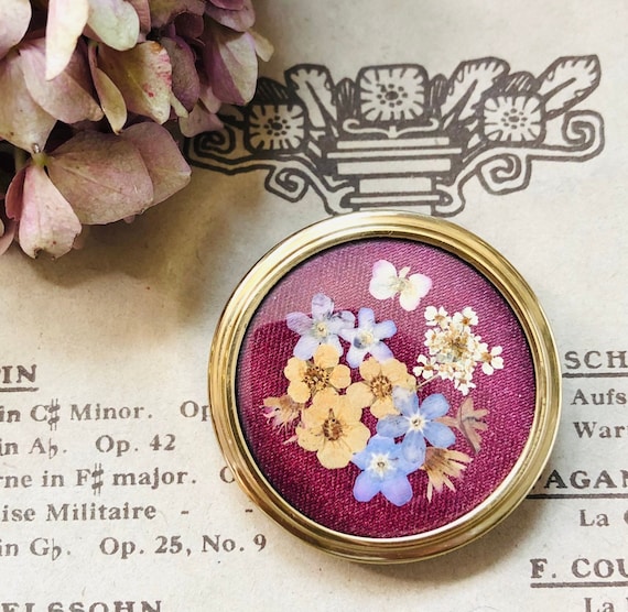 Vintage English cottage flower pressed flower scarf pin. Pressed flower jewellery, dry flower jewellery