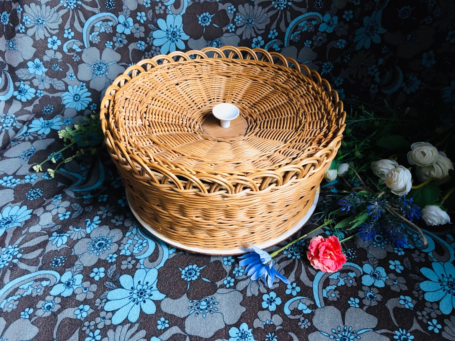 Vintage Round Woven Sewing Basket . Vintage Sewing Storage, Vintage Woven Basket. Vintage Basket