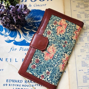 Cartera de cuero marrón de seda de la libertad vintage. Impresión de la libertad vintage, cartera vintage