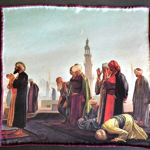 Puede incluir: Pañuelo de seda con una pintura detallada de hombres con vestimenta tradicional rezando cerca de una mezquita. La obra de arte representa una luna creciente y un minarete. El pañuelo tiene un borde burdeos y el texto "Arcadia Bespoke Co."