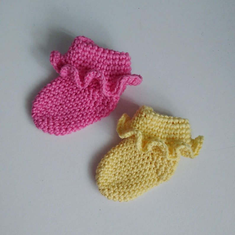 CROCHET PATTERN for Frilled Newborn socks, Baby shower, New baby, Gift, PDF Pattern, Simple, Quick, Cute, Knitted, Handmade, Booties, Feet image 4