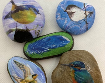 Rocas pintadas de pájaros