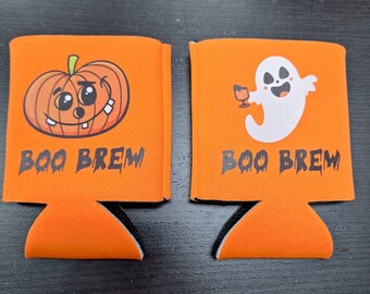 Puede incluir: Dos aislantes de bebidas de Halloween de color naranja y negro. Uno presenta una calabaza de dibujos animados con el texto "Boo Brew". El otro presenta un fantasma de dibujos animados con el texto "Boo Brew".