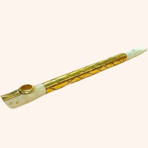Op de afbeelding: Een gouden en witte rookpijp met een decoratief, geweven patroon. De pijp heeft een kleine kom en een lange, slanke steel.