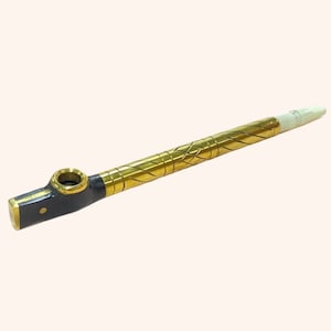 Op de afbeelding: Een gouden en zwarte rookpijp met een decoratief ontwerp. De pijp heeft een ronde kom en een lange, slanke steel.