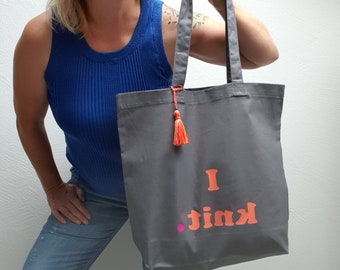 Sac individuel en tissu/sac en coton imprimé avec le motif "je tricote" et un pompon lui donne un look Ibiza