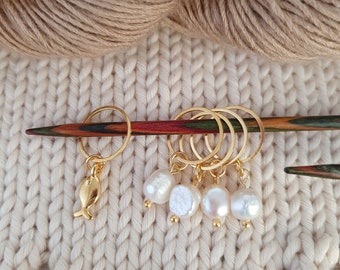 Stitch marker set of 5, pearl 8 mm and fish pendant, white/gold, for knitting enthusiasts