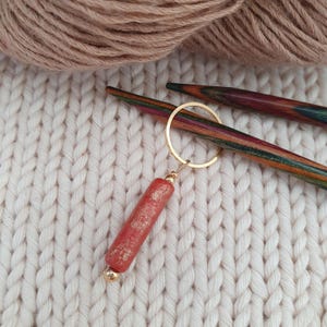 Maschenmarkierer Keramikperle Tube, 2 cm lang, rot gold, Strickzubehör, besonderes Geschenk für die Freundin, Stückpreis
