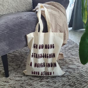 Stofftasche „Never Ending Love Story“ – Baumwolltasche für Stricker:innen, Flockdruck Bordeaux, nachhaltig & handgefertigt
