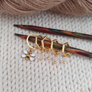 Könnte beinhalten: Eine weiße Keramik-Tasse mit schwarzem Henkel und dem Text "But First, Coffee" in fetter, schwarzer Schrift. Die Tasse steht vor einem neutralen Hintergrund, der ihr schlichtes Design hervorhebt.