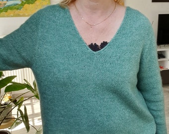 Mona shirt with V-neck - download instructions for knitting yourself