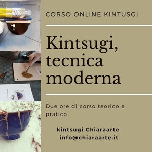 Op de afbeelding: Een collage van afbeeldingen die de stappen laten zien die betrokken zijn bij de Japanse kunst van Kintsugi, waarbij gebroken aardewerk met goud wordt gerepareerd. De tekst in de afbeelding luidt "CORSO ONLINE KINTUSGI", "Kintsugi, tecnica moderna", "Due ore di corso teorico e pratico", "kintsugi Chiaraarte" en "info@chiaraarte.it".