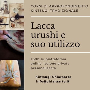 Può includere: Un poster che pubblicizza un corso online di 1,30 ore sul Kintsugi tradizionale, incentrato sull'uso della lacca urushi. Il poster presenta un primo piano di una mano che applica la lacca su un pezzo di ceramica rotto, insieme a immagini di materiali e di un pezzo finito con dettagli dorati. Il testo recita "CORSI DI APPROFONDIMENTO KINTSUGI TRADIZIONALE Lacca urushi e suo utilizzo 1.30h su piattaforma online, lezione privata personalizzata Kintsugi Chiaraarte info@chiaraarte.it"
