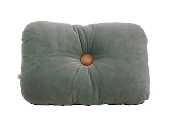 MINIMALISTISCHES, GESTEPPTES, rechteckiges Kissen aus graugrünem Samt, handgefertigt in FRANKREICH, 45 x 35 cm, Polsterung aus Polyesterfasern, Lederknopf