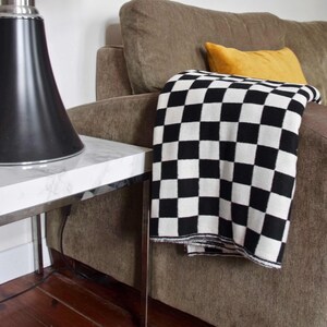 Contemporary and graphic rectangular PLAID / bedspread / blanket, in recycled WOOL with black and white checks, 150 x 200 cm
