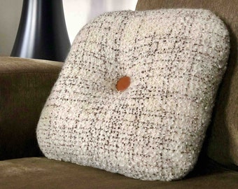 Coussin décoratif minimaliste fait main en France rond arrondi 45x45cm en tweed crème maison haute couture laine de mouton bouton en cuir