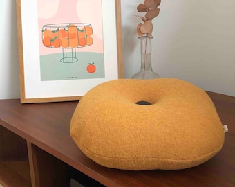 Gestepptes quadratisches Kissen in Senfgelb, recycelte gekochte Wolle, handgefertigt in Frankreich, 30 x 30 cm, Füllung aus Polyesterfasern, Lederknopf