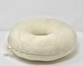 Coussin donut rond fait main en France en laine crème 35cm de diamètre rembourré de garniture polyester recyclé