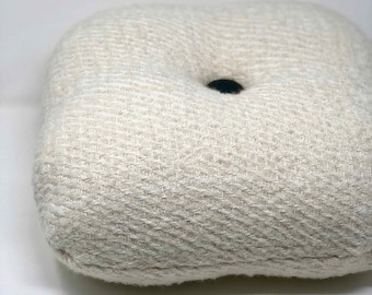 Gestepptes quadratisches Kissen aus recycelter Wolle, weißer Tweed Maison Haute-Couture, handgefertigt in Frankreich, 45 x 45 cm, Schafwolle, Lederknopf