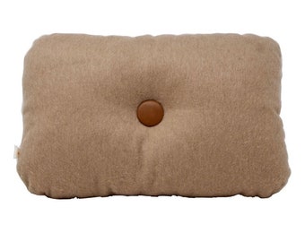 Coussin minimaliste et décoratif fait main en France rectangulaire aux angles ronds en drap de laine marron clair et boutons de cuir