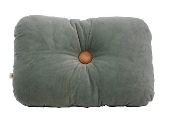 Coussin minimaliste décoratif - fait main en France - velours gris vert - boutons en cuir