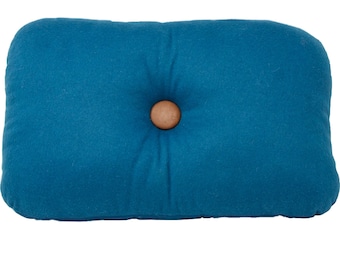 Coussin minimaliste et décoratif fait main en France rectangulaire rond aux angles en drap de laine bleu canard avec bouton en cuir