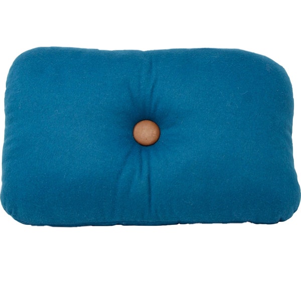 Coussin minimaliste et décoratif fait main en France rectangulaire rond aux angles en drap de laine bleu canard avec bouton en cuir