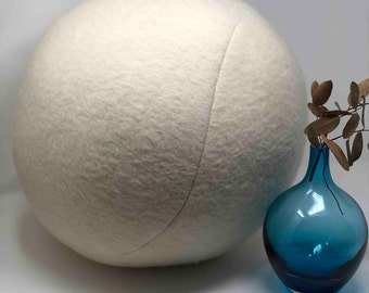 Minimalistisches rundes BOULE-Kissen, handgefertigt in FRANKREICH, aus cremefarbener recycelter WOLLE, 40 cm Durchmesser, gepolstert mit Polyesterfüllung