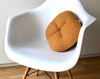 Minimalistisches, quadratisches Kissen, gesteppt in Senfgelb, recycelte gekochte Wolle, handgefertigt in Frankreich, 30 x 30 cm, Polsterung aus Polyesterfasern