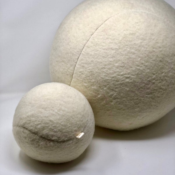 Coussin boule fait main en France en laine blanc cassé crème 20cm de diamètre rembourré de garniture polyester