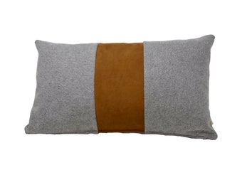 Coussin déhoussable fait main en France rectangulaire 30x50 cm en laine feutrée grise et cuir couleur cognac rembourrage en fibres polyester