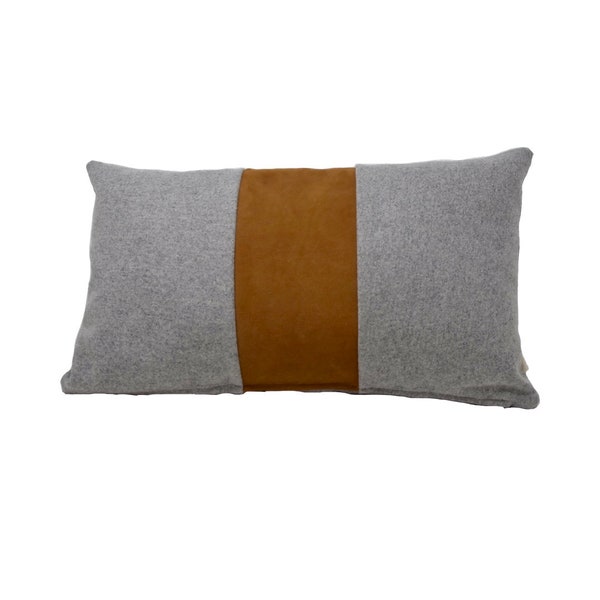 Coussin déhoussable fait main en France rectangulaire 30x50 cm en laine feutrée grise et cuir couleur cognac rembourrage en fibres polyester