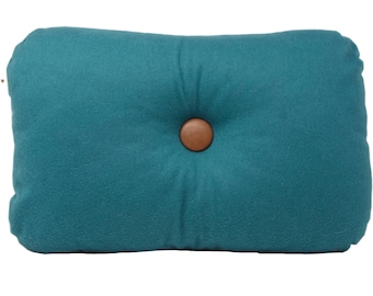 Coussin minimaliste et décoratif fait main en France rectangulaire rond aux angles en drap de laine bleu paon avec bouton en cuir
