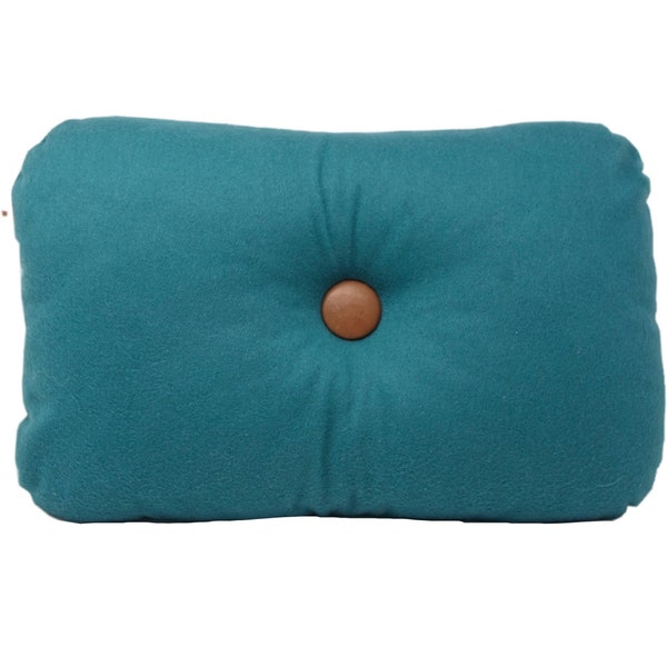 Coussin minimaliste et décoratif fait main en France rectangulaire rond aux angles en drap de laine bleu paon avec bouton en cuir